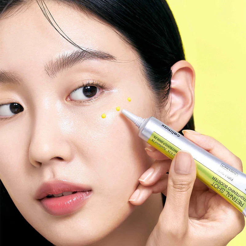 Femme appliquant le sérum Celimax Vita-A Retinal Shot sur le visage