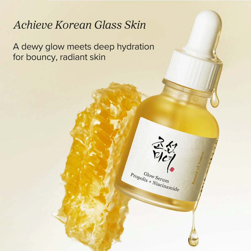Sérum Beauty of Joseon Glow Serum Propolis + Niacinamide à côté d'un rayon de miel de propolis
