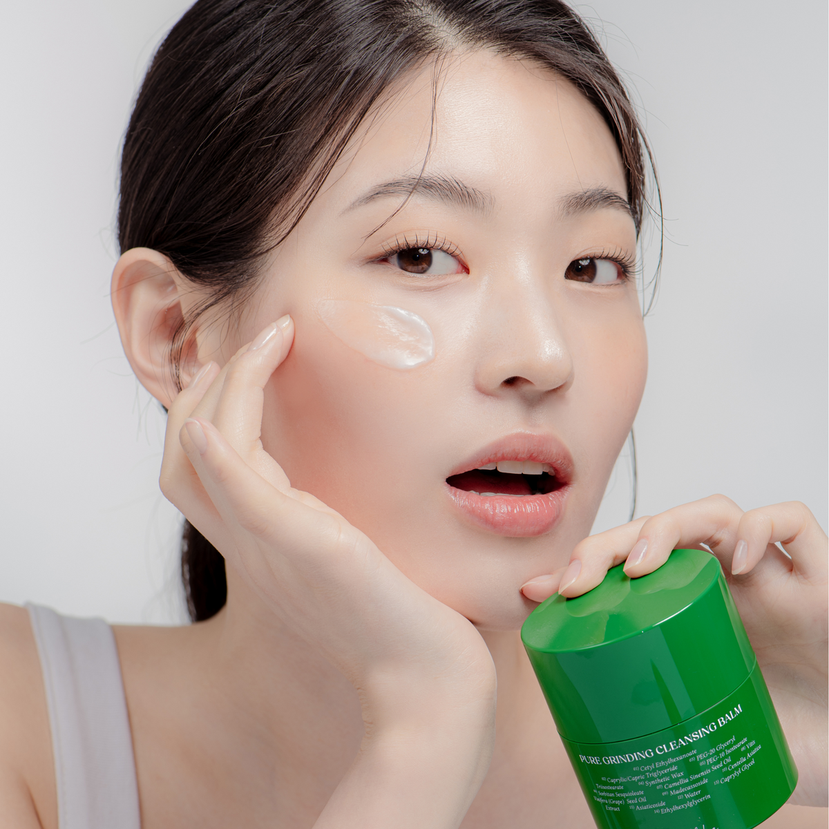 Application du baume démaquillant Dr.Althea Pure Grinding Cleansing Balm