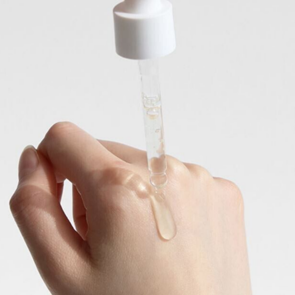 Texture du sérum Dr.Althea Vitamin C Boosting Serum sur la peau