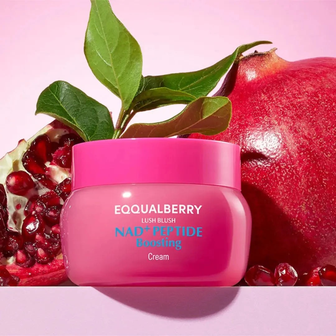 Crème Eqqualberry NAD+ Peptide Boosting Cream et grenade, mise en scène