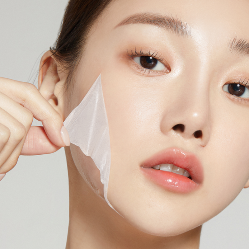 Film peel-off du masque de nuit Medicube Collagen Night Wrapping Mask retiré le matin