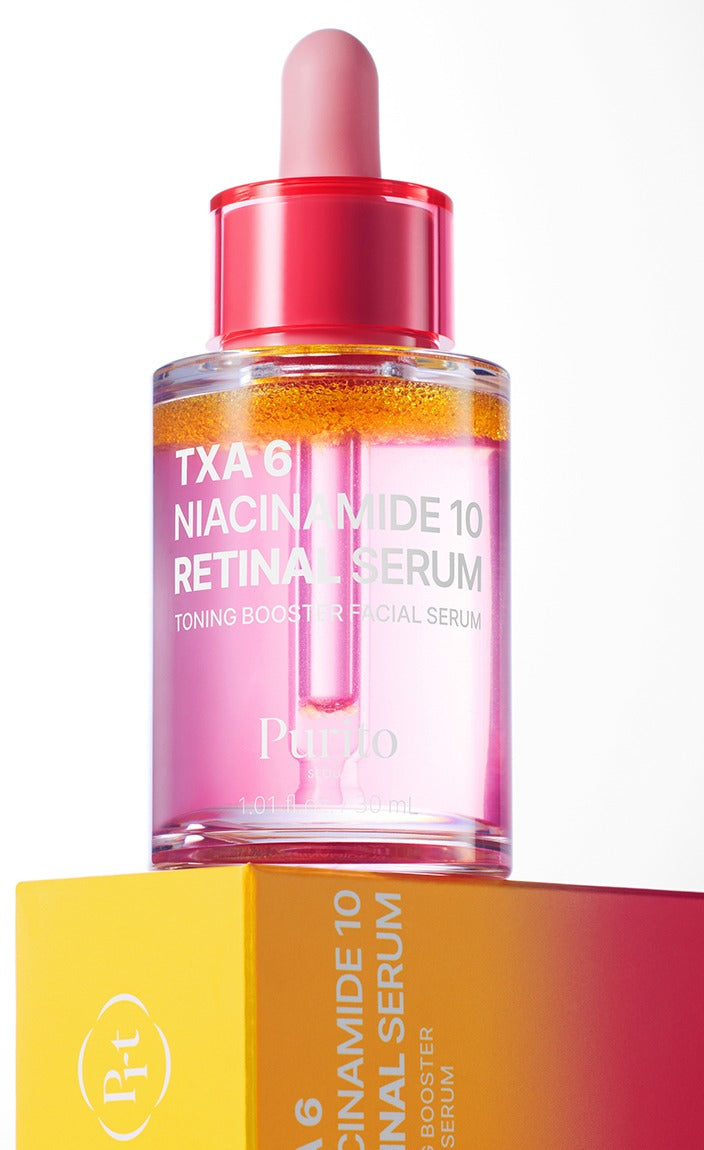 Flacon du sérum Purito Seoul TXA 6 Niacinamide 10 Retinal Serum, 30 ml, posé sur son coffret