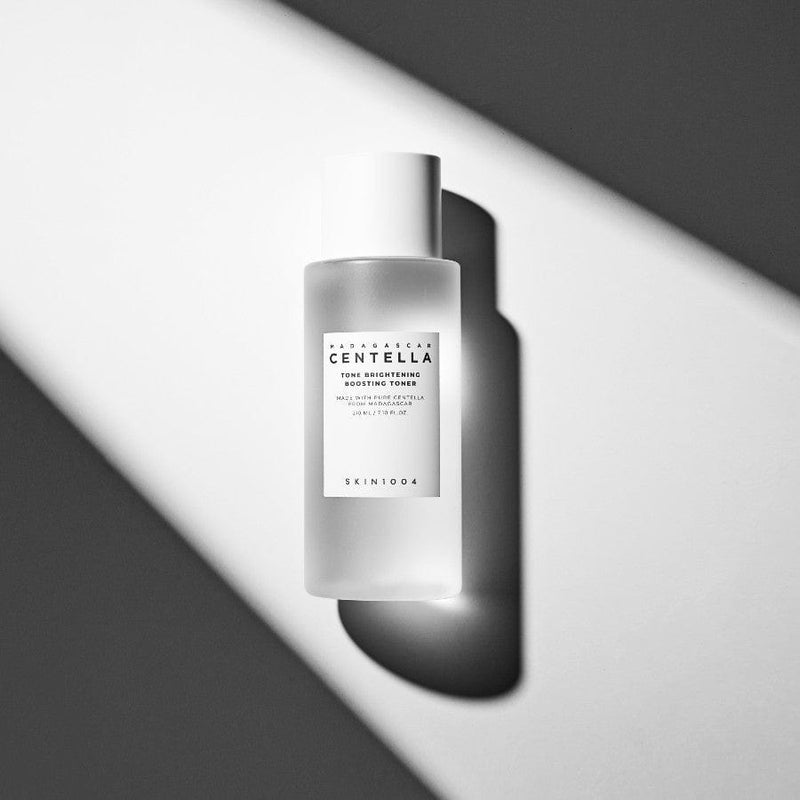 Toner SKIN1004 Madagascar Centella Tone Brightening Boosting Toner dans un jeu d'ombre et de lumière