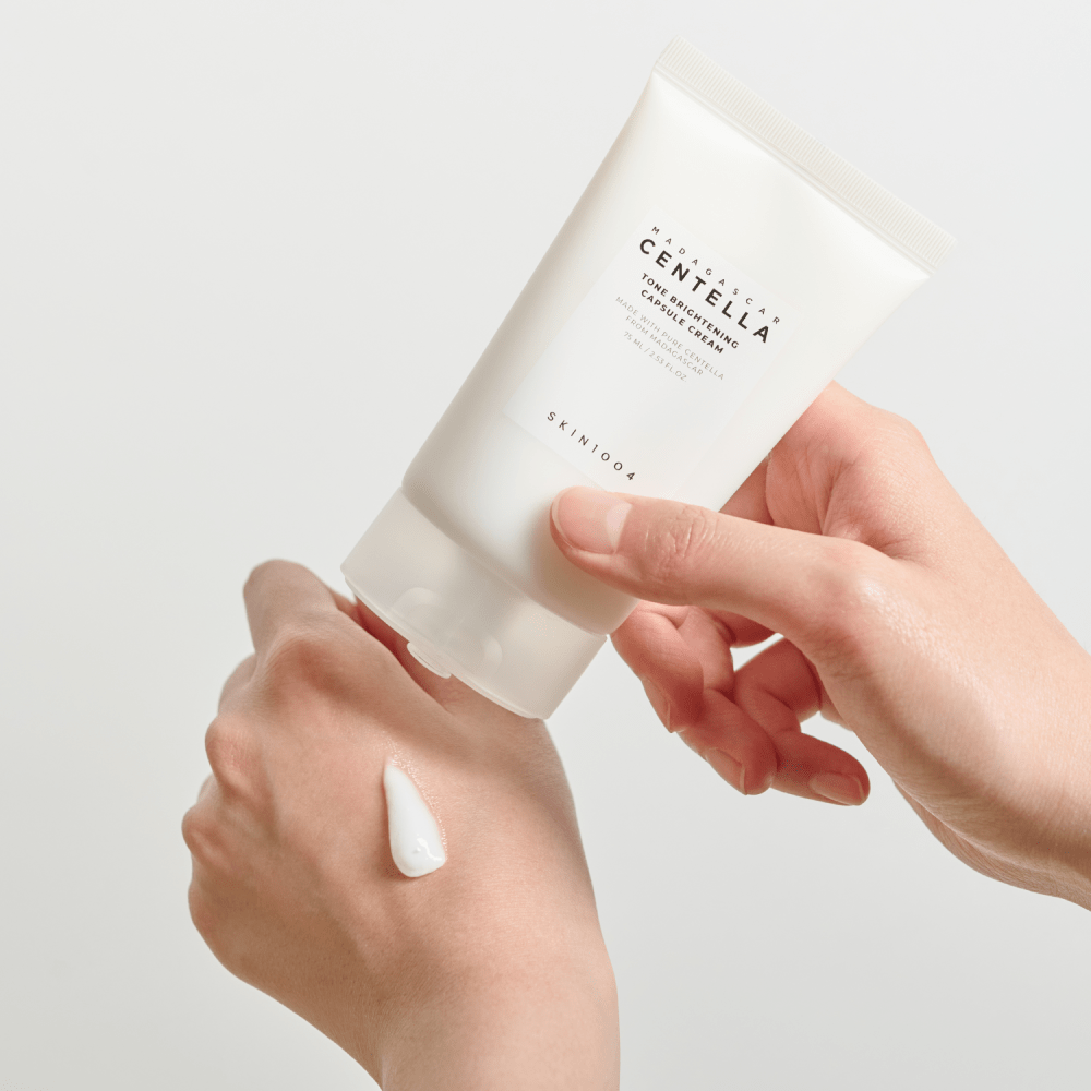 Application de la crème SKIN1004 Tone Brightening Capsule Cream