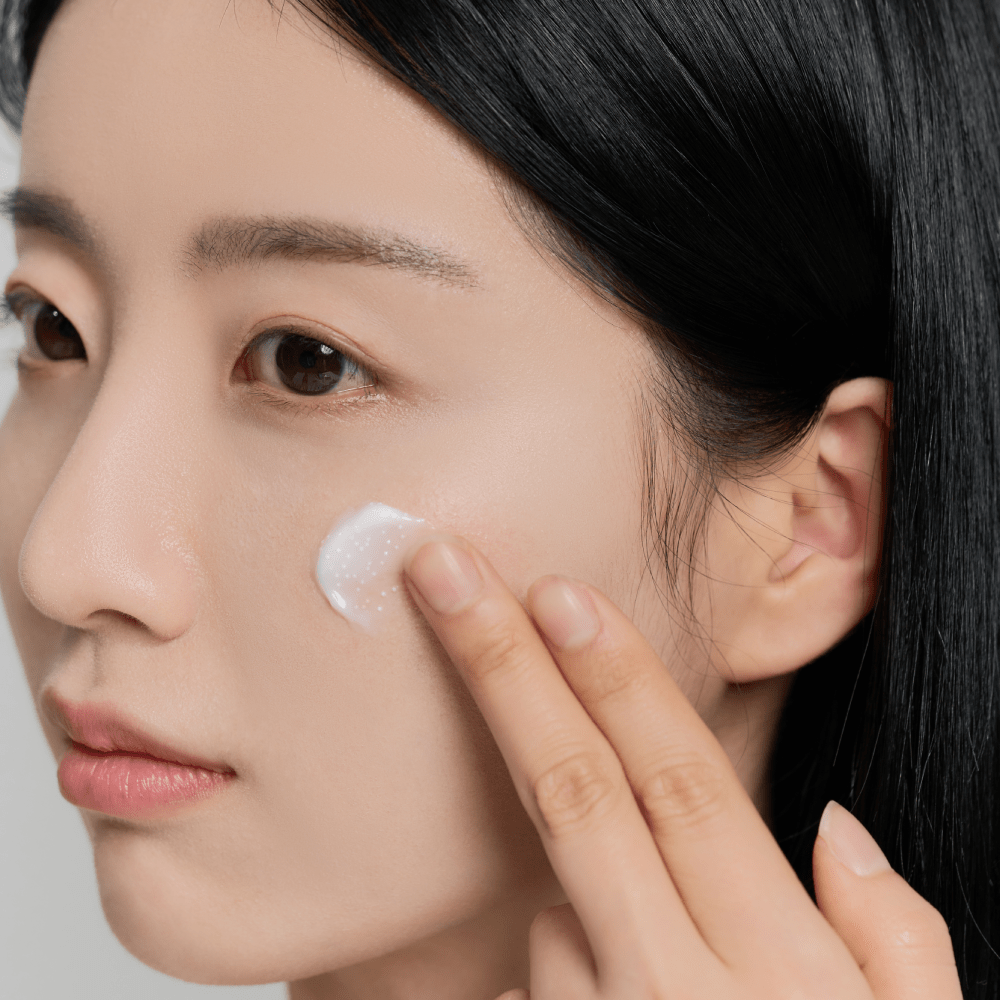 Crème SKIN1004 Tone Brightening Capsule Cream appliquée sur le visage