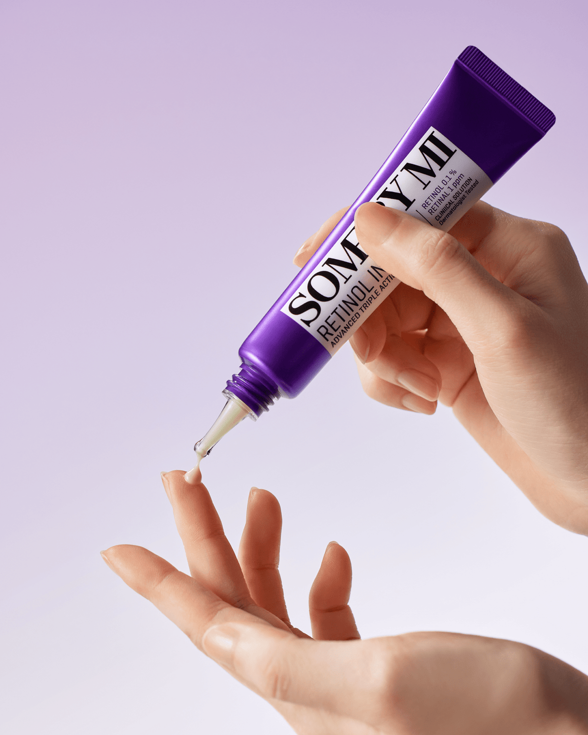 Application de la crème yeux Some By Mi Retinol Intense Advanced Triple Action